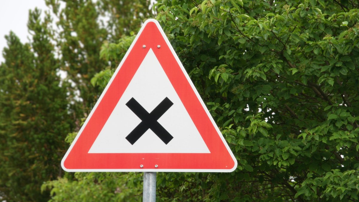 Sinalizações de advertência alertam sobre riscos e mudanças repentinas na pista / Pixabay