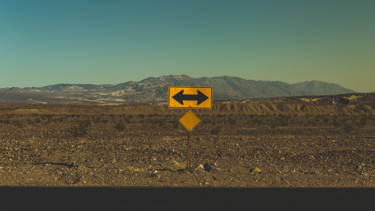Placas de regulamentação estabelecem regras claras para reduzir conflitos no trânsito / Pixabay