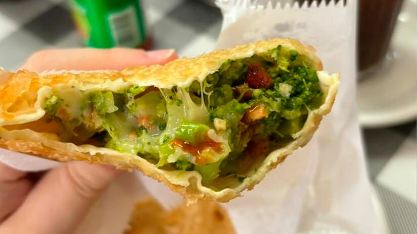 E o segredo não está apenas no recheio: detalhes como a temperatura do óleo, a textura da massa e até a forma de escorrer o pastel fazem toda a diferença no resultado final.