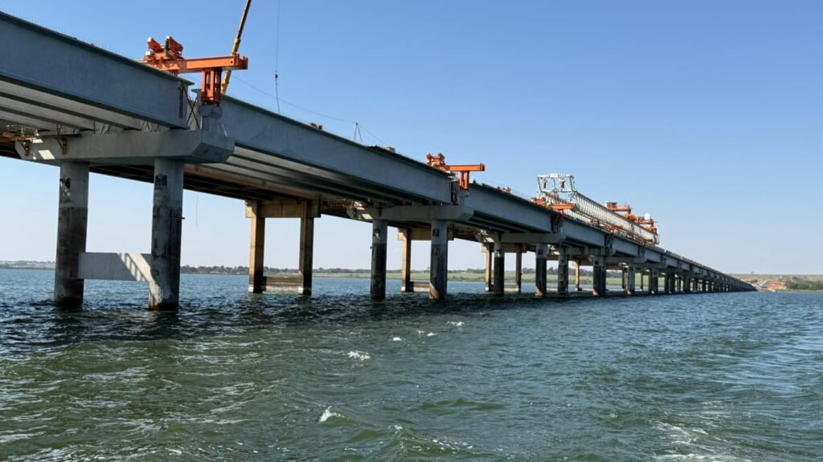 A nova estrutura terá 2.416 metros de extensão e foi projetada para ampliar a capacidade de travessia sobre o rio em um trecho que concentra tanto deslocamentos locais quanto o transporte de cargas