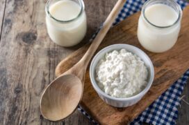 Kefir produz enzimas que quebram a lactose e ácidos que regulam o trânsito intestinal