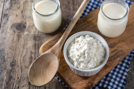 Kefir produz enzimas que quebram a lactose e ácidos que regulam o trânsito intestinal