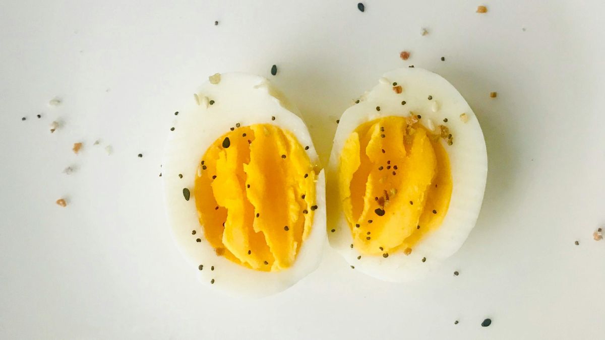 Cozinhar ovos na fritadeira elétrica economiza gás e traz mais segurança para a rotina/Pexels