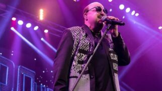 Paulinho durante show do Roupa Nova em 2018