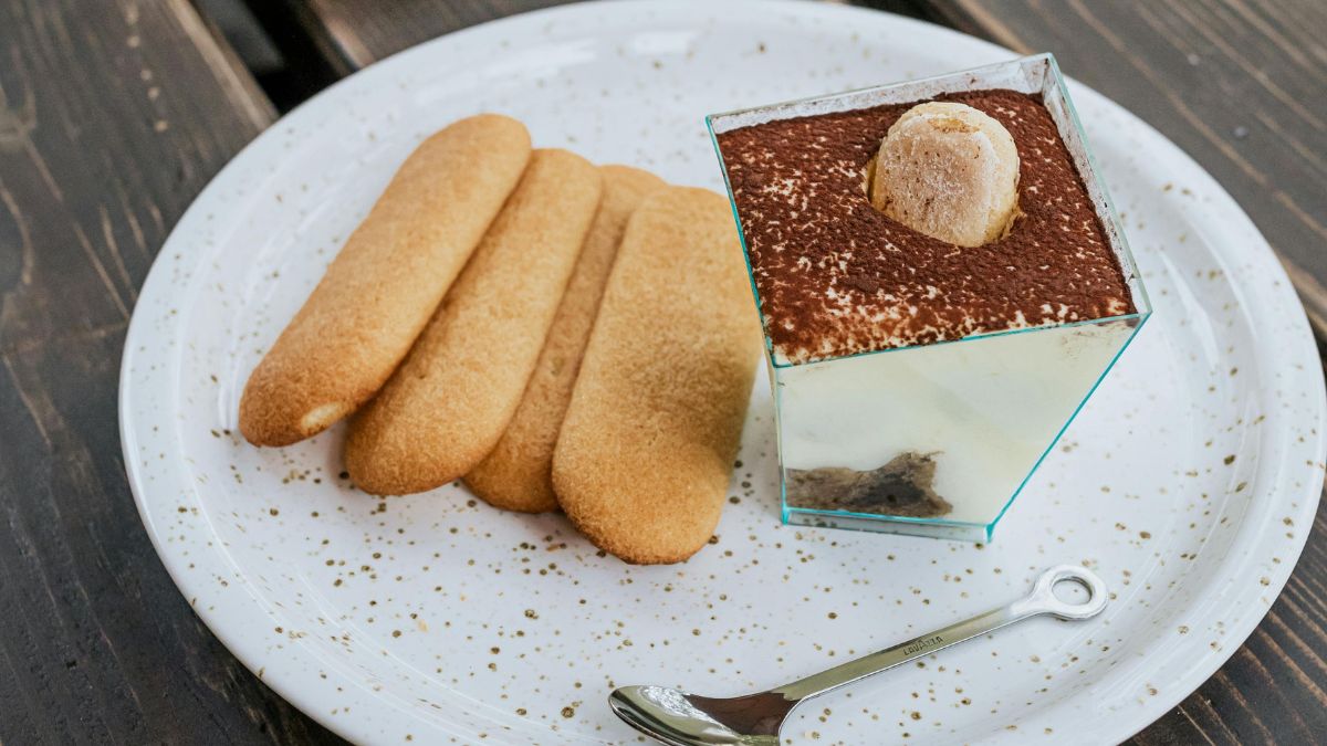 O pavê é uma sobremesa tradicional brasileira feita em camadas de biscoito, creme e cobertura, muito presente em almoços de família e datas comemorativas/Pexels