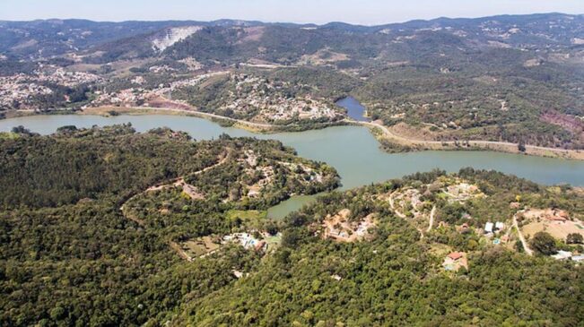 A Pedreira do Dib é um dos principais atrativos, com paredões de 1.140 m e visual panorâmico