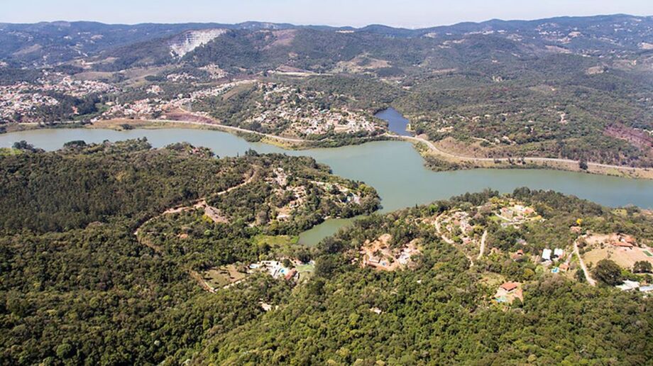 A Pedreira do Dib é um dos principais atrativos, com paredões de 1.140 m e visual panorâmico