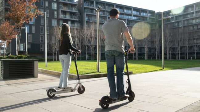Os patinetes elétricos deixaram de ser novidade e passaram a fazer parte da paisagem urbana em várias cidades, inclusive no Brasil