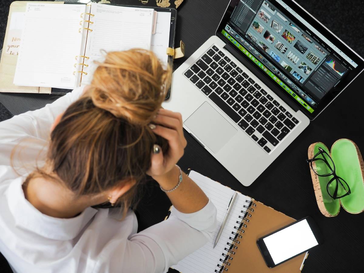 Sentir inveja é mais comum do que se admite, mas quando esse sentimento surge com frequência, ele pode indicar muito mais do que simples comparação social/Pexels