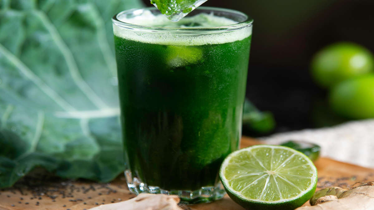 Rico em fibras e vitaminas, o suco verde de OPN e limão é um aliado poderoso no combate à anemia e na regulação do intestino.