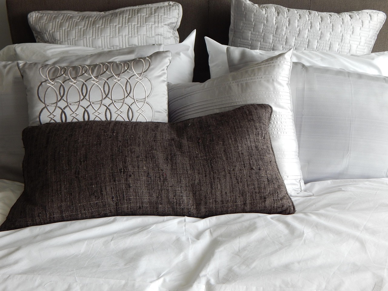 Durante a noite, suor e células mortas se acumulam na roupa de cama, criando um ambiente ideal para microrganismos invisíveis /Pixabay