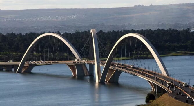 O projeto, assinado pelo arquiteto Alexandre Chan e pelo engenheiro Mário Vila Verde, foi concebido para simular o movimento de uma pedra quicando sobre o lago