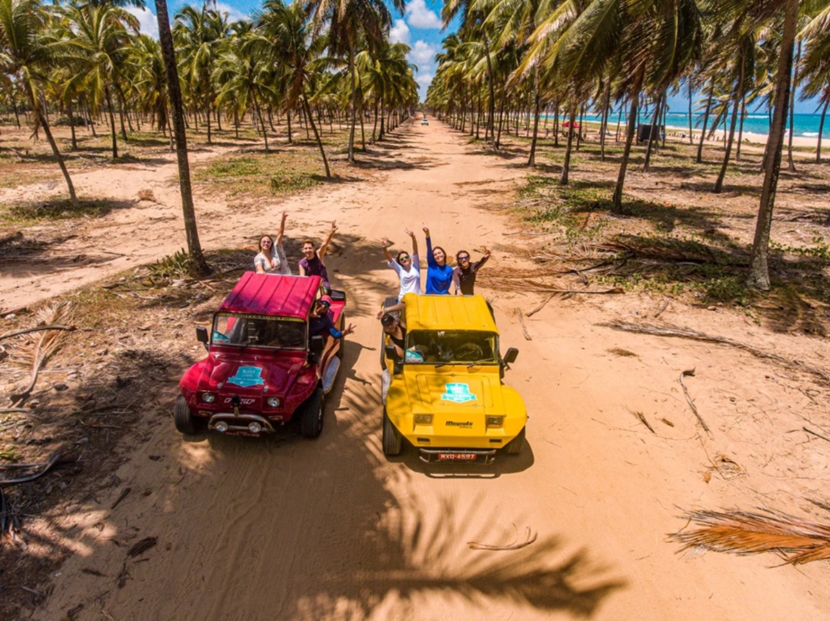 Entre os atrativos têm os passeios de buggy que levam às praias próximas como Muro Alto, Cupe, Maracaípe e Serrambi (Divulgação/Prefeitura de Ipojuca)