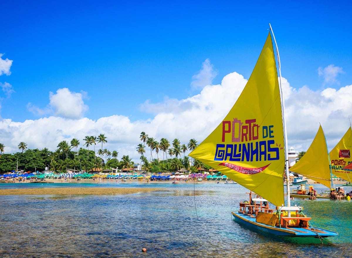 Dá também para se aventurar no stand-up paddle, caiaque e windsurf (Reprodução/Dicas de Porto de Galinhas)