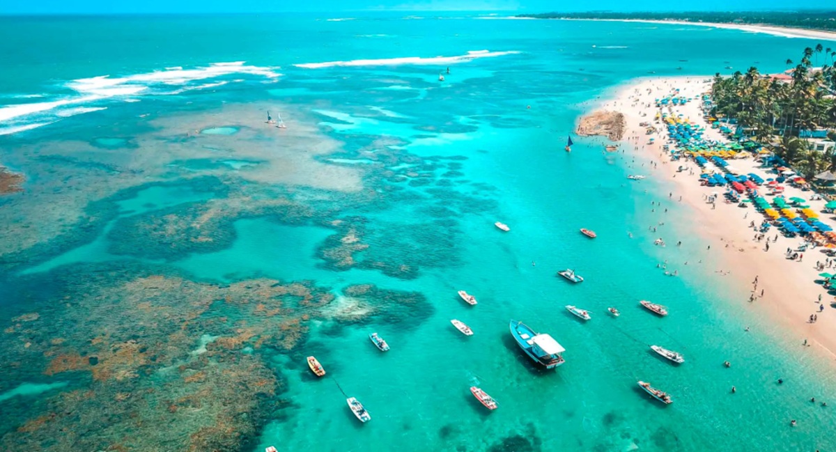 Como chegar: saindo do Aeroporto Internacional dos Guararapes (Recife), Porto de Galinhas fica a aproximadamente 60 km ao sul, cerca de uma hora de carro pela PE-009 (Divulgação/Prejeitura de Ipojuca)