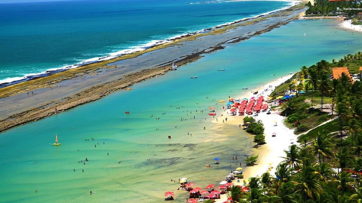 Piscinas naturais formadas por recifes de corais garantem águas cristalinas e tranquilas durante a maré baixa, atraindo turistas do Brasil e do exterior/PMI