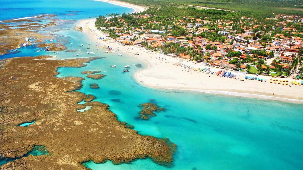 Passeios de jangada levam visitantes até áreas de observação de peixes coloridos em um verdadeiro aquário natural a céu aberto/PMI