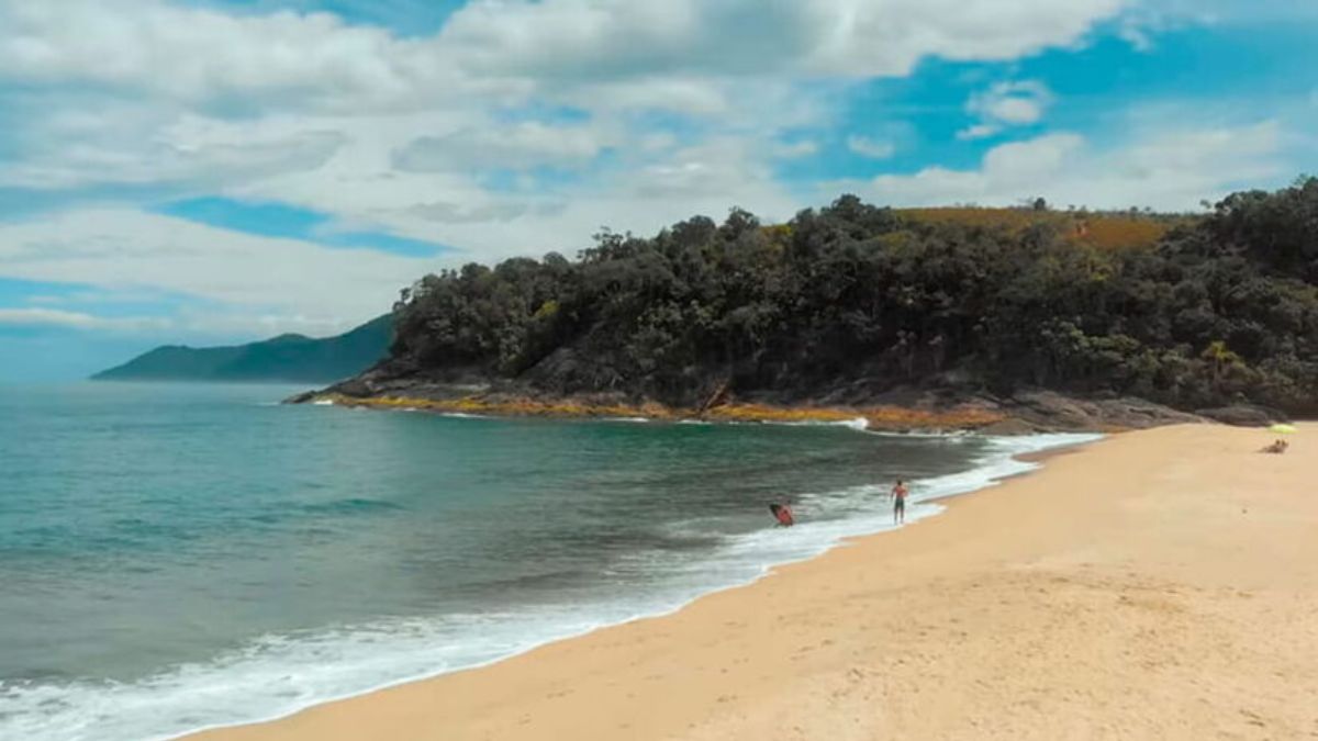 Além da beleza natural, a Praia de Paúba mantém viva a cultura dos pescadores, que se concentram próximos à região do rio (Reprodução/YouTube Rolê para Leigos)