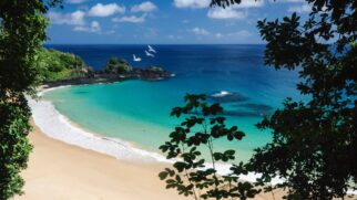 Lugares que preservam o mar e oferecem banhos seguros no Brasil