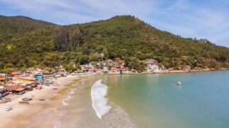 A campeã desse ranking nada positivo é a Praia do Pântano do Sul, em Florianópolis (SC), um dos destinos mais tradicionais da ilha.