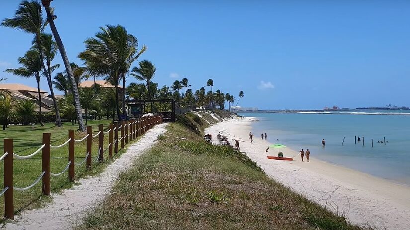 Essa combinação de segurança e beleza explica por que o local aparece com frequência em listas de melhores praias do mundo/Reprodução