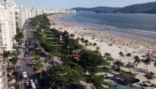 Orla da praia de Santos com movimento parcial antes do Natal