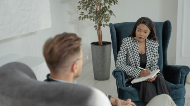 Se consultar com um profissional de psicologia pode te ajudar a identificar a raiz do estresse