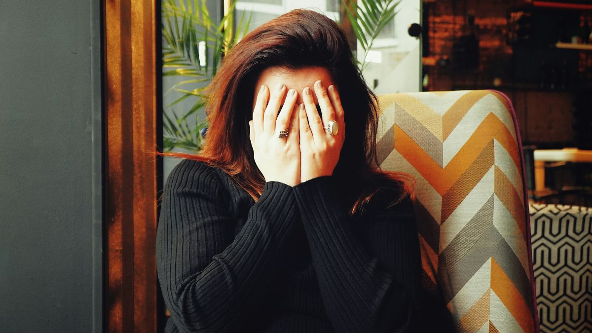 Chorar não é sinal de fragilidade, mas de uma excelente regulação emocional. O ato de permitir que as lágrimas fluam ajuda o sistema nervoso parassimpático a retomar o controle, reduzindo a frequência cardíaca e trazendo o corpo de volta ao equilíbrio/Unsplash