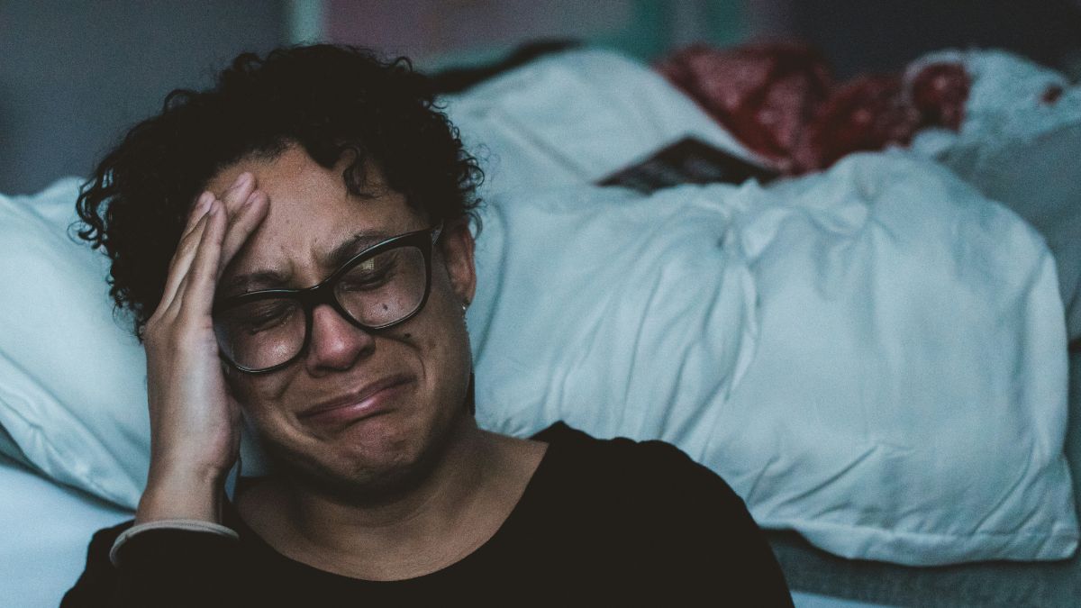 A ciência explica que o choro estimula a produção de ocitocina e endorfinas. Essas substâncias químicas, conhecidas como "hormônios do bem-estar", ajudam a aliviar a dor física e emocional, funcionando como um calmante natural produzido pelo próprio organismo/Unsplash