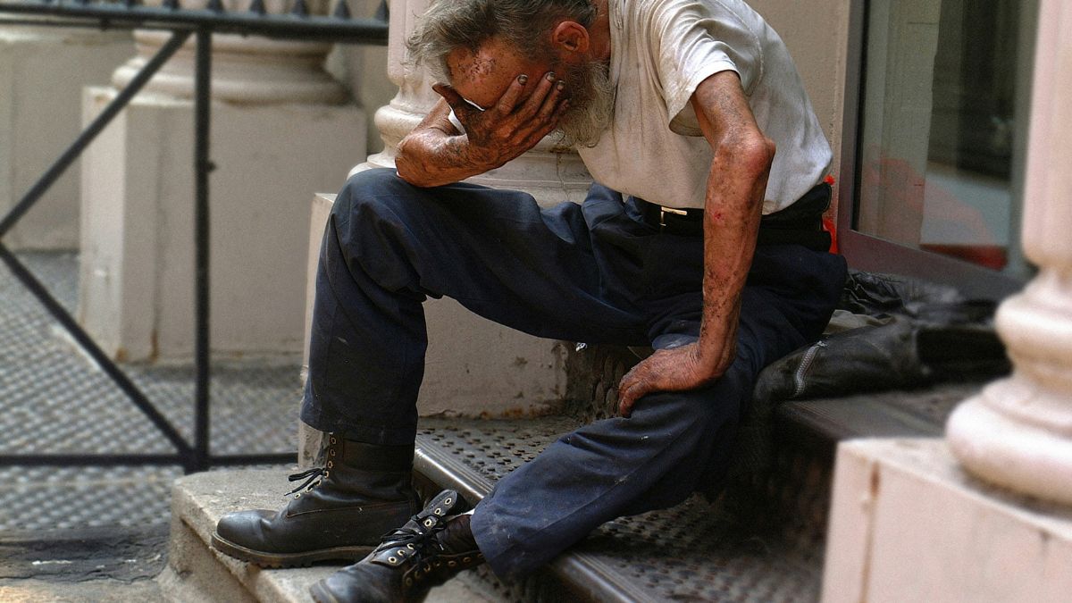 Além do alívio individual, o choro possui uma função social vital: ele sinaliza vulnerabilidade e humanidade. Ao demonstrar o que sentimos, criamos pontes de empatia e fortalecemos os laços com quem está ao nosso redor, permitindo conexões mais profundas/Unsplash