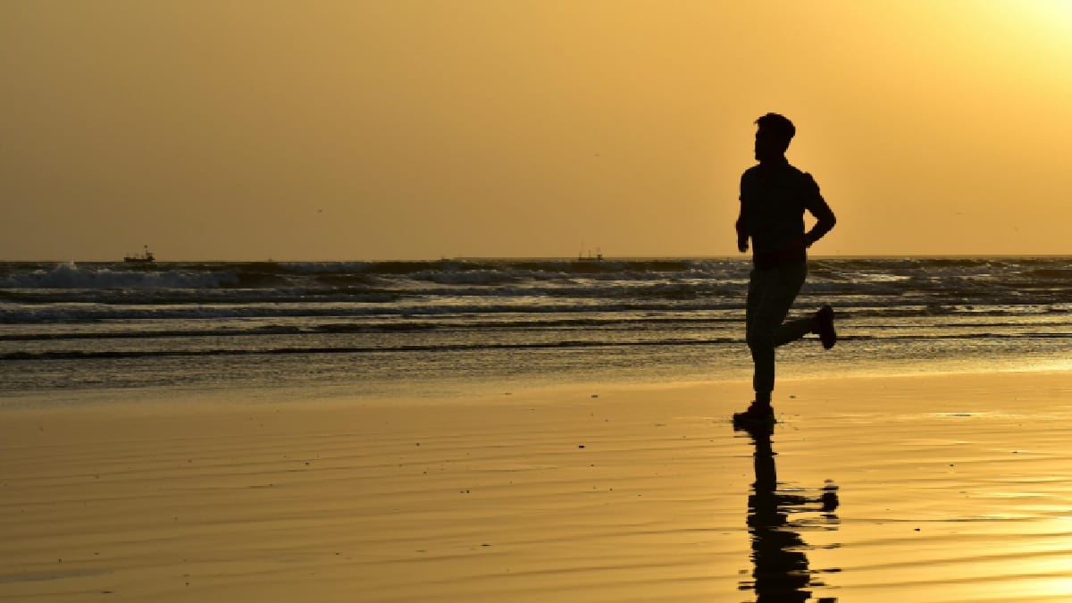 Manter uma rotina constante de exercícios na meia-idade é mais eficaz para prevenir a hipertensão do que picos de atividade na juventude pixabay