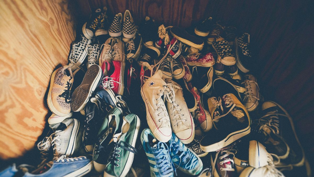 Arrumar o quarto ajuda a reduzir distrações e melhora a capacidade de concentração nas tarefas diárias/Unsplash