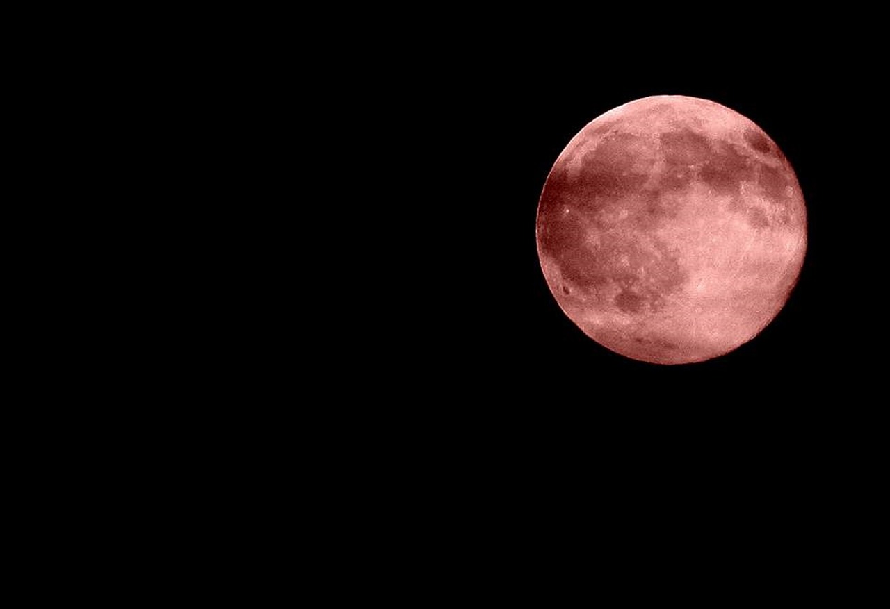 Eclipse total da Lua revela coloração intensa influenciada por poeira, clima e partículas da atmosfera /Pixabay