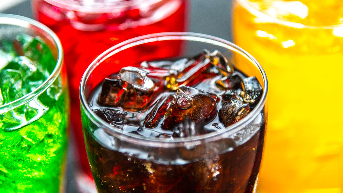 Com o calor chegando, os refrigerantes até parecem irresistíveis mas o excesso pode custar caro à saúde. Estudos mostram riscos reais para ossos, coração e até câncer/Pexels
