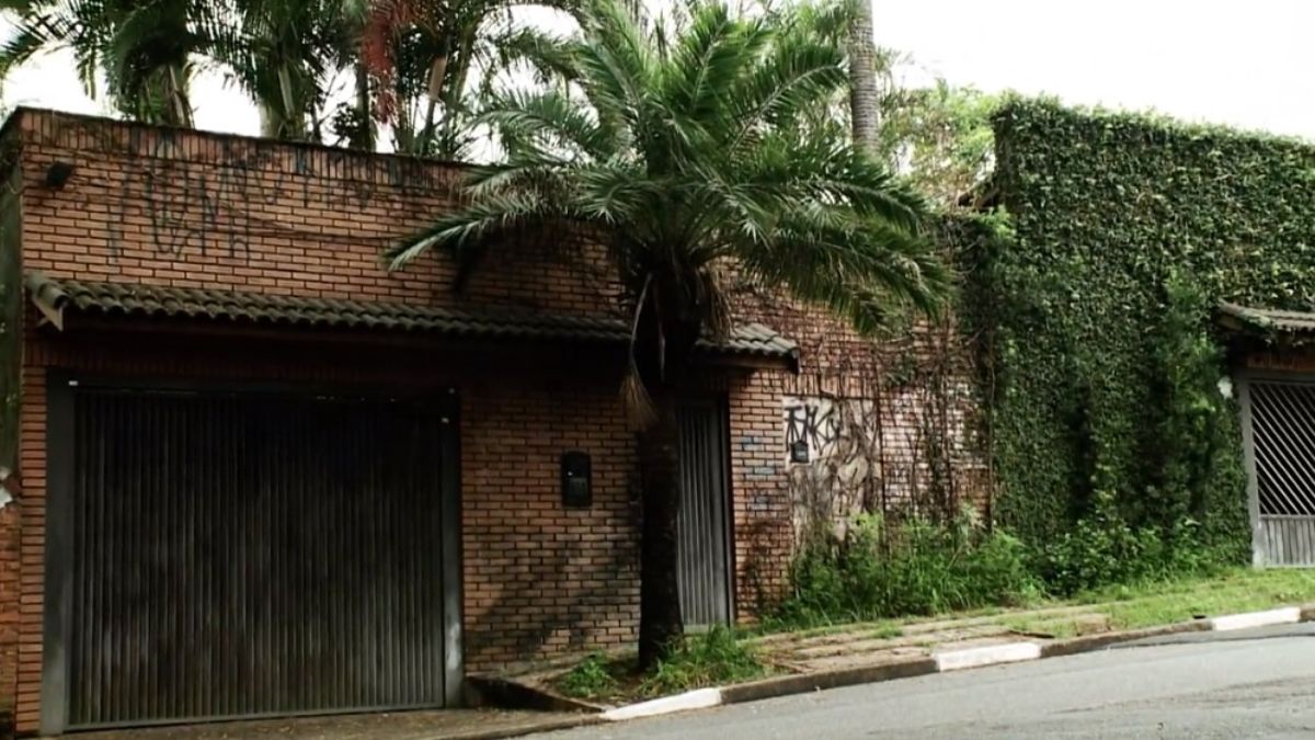 Essa é a porta de entrada da mansão abandonada dos Richthofen/Divulgação/Amazon Prime