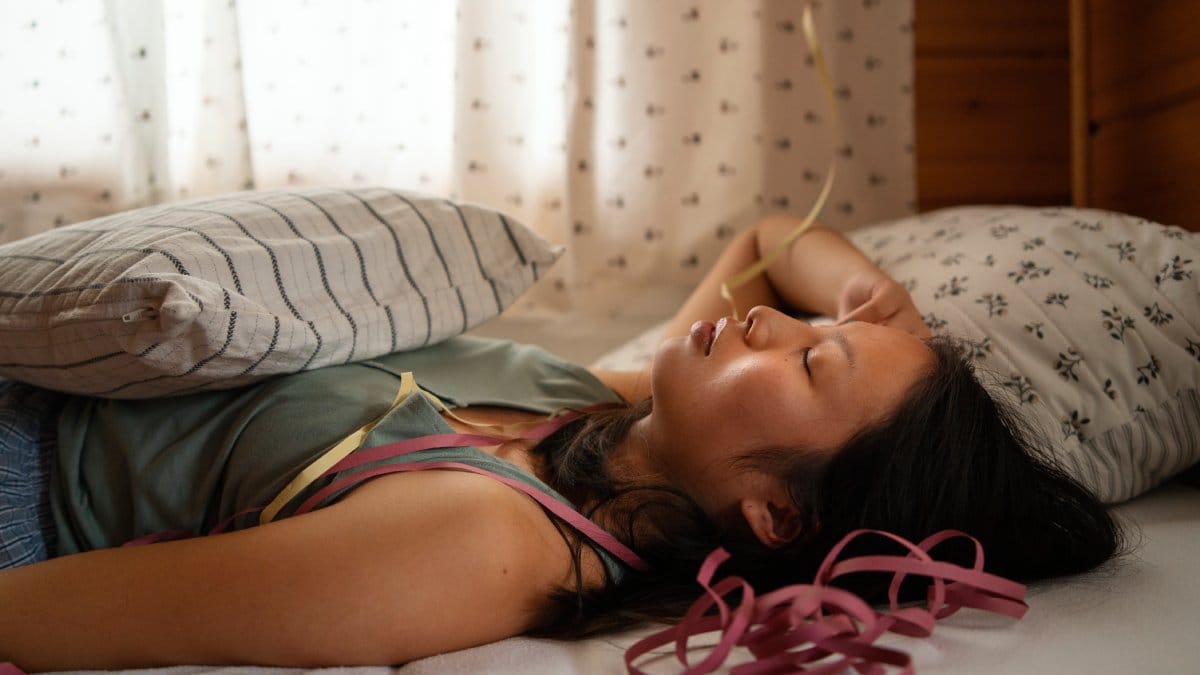 Mesmo no calor intenso, o corpo busca no cobertor um sinal de segurança e relaxamento para conseguir desligar e dormir melhor/Pixabay