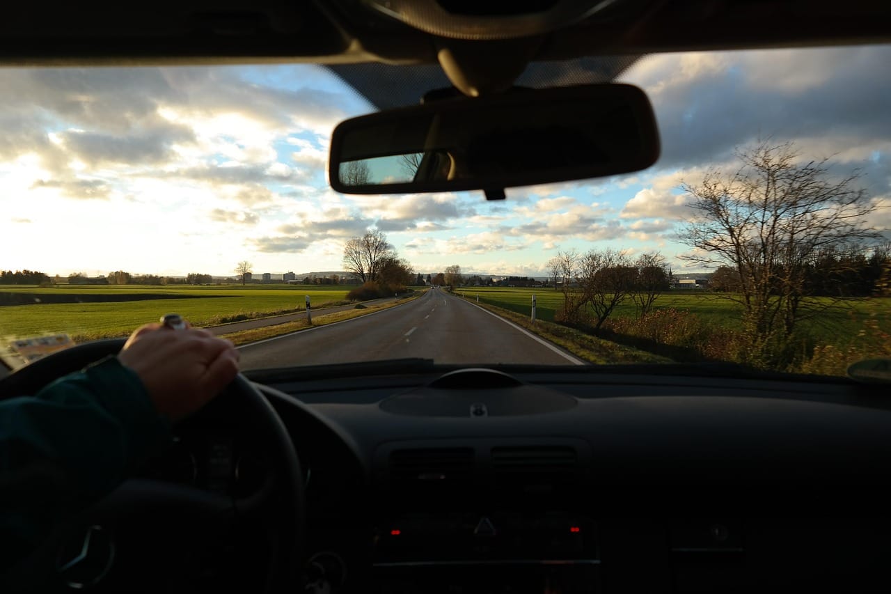 Motoristas idosos que passam a dirigir menos e evitam rotas novas podem estar exibindo sinais iniciais de alteração mental, mesmo antes dos primeiros lapsos de memória.