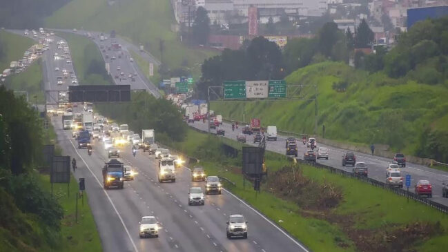 Na Rodovia Imigrantes, o tráfego também é carregado