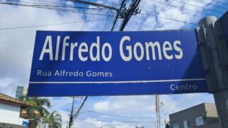 A homenagem pode estar ligada ao fato de que um antigo morador da rua organizava corridas na cidade