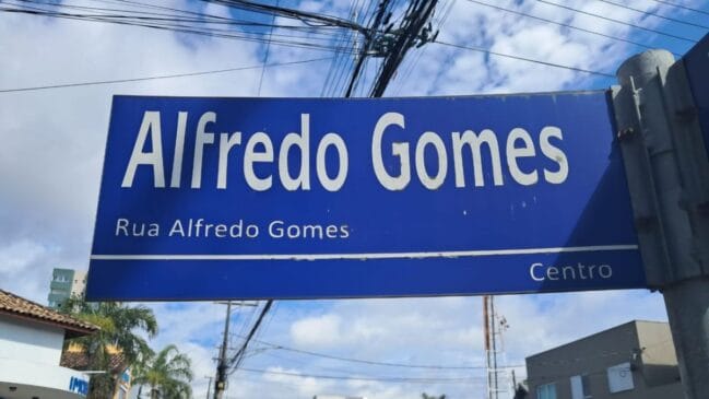 A homenagem pode estar ligada ao fato de que um antigo morador da rua organizava corridas na cidade