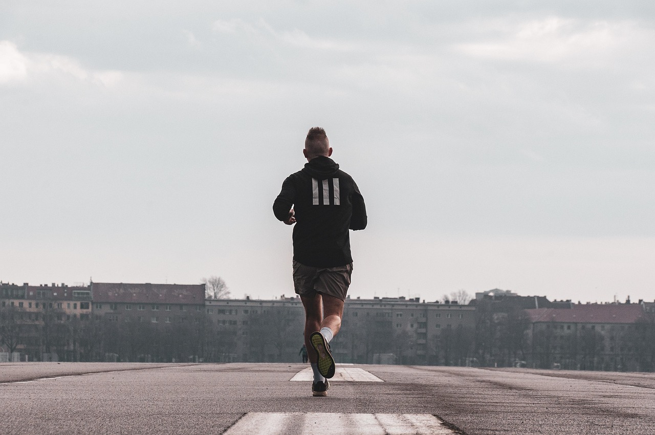 A queda nos níveis de exercício após os 18 anos está diretamente ligada ao aumento da hipertensão na vida adulta pixabay