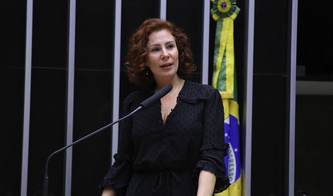 A decisão ocorre enquanto a parlamentar está detida na Itália e após determinação do Supremo Tribunal Federal (STF) que resultou na perda imediata de seu cargo