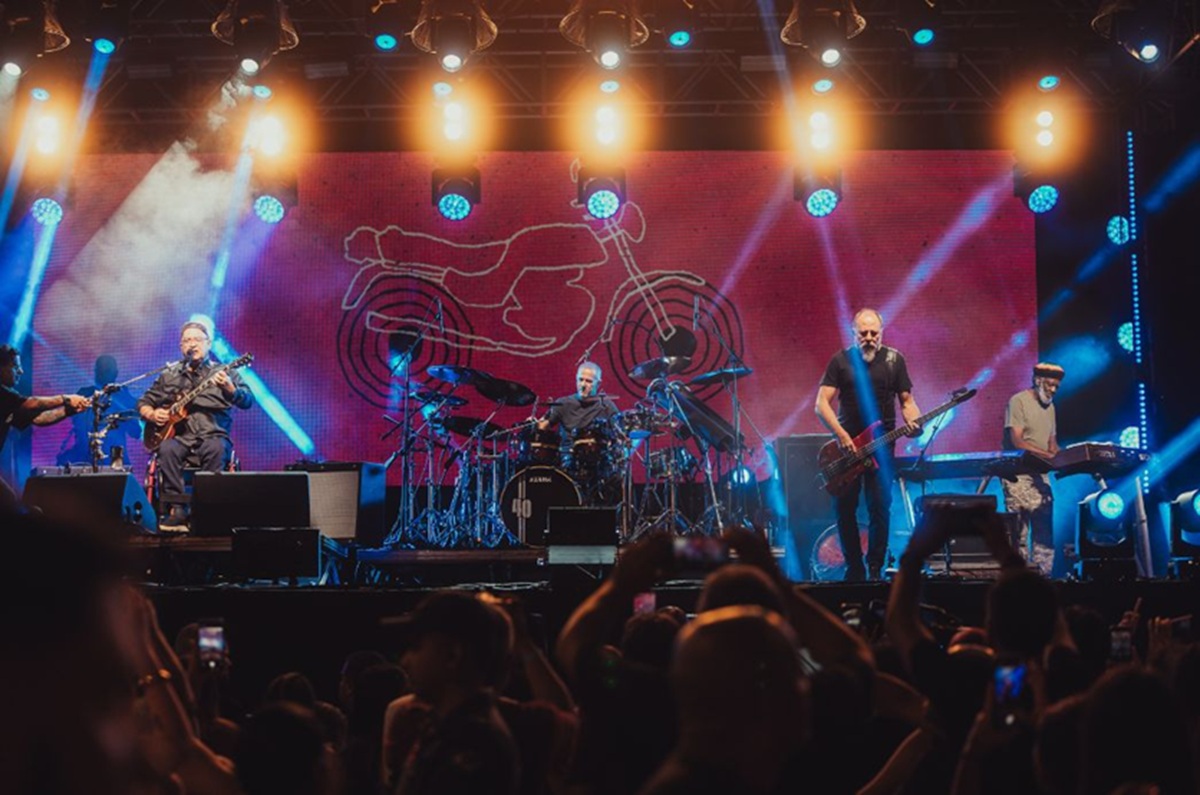 Pré-réveillon com Paralamas do Sucesso é marcado por nostalgia, emoção e grandes clássicos do rock brasileiro (Divulgação/PMC)
