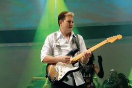 Ximbinha volta aos palcos em destaque não apenas como guitarrista, mas também como cantor
