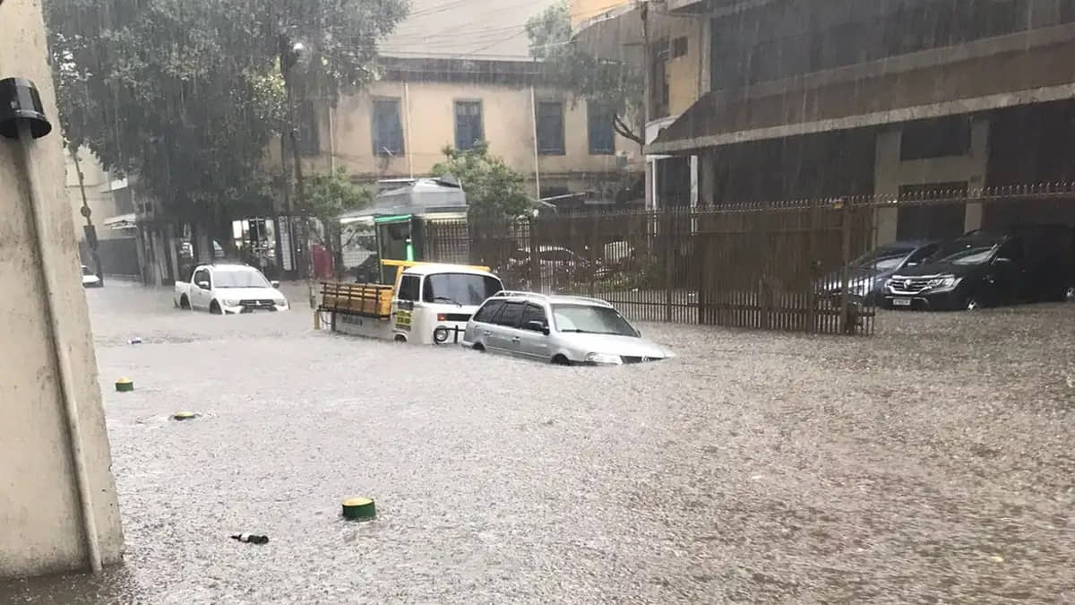 Forte tempestade causa alagamento e transtorno e deixa carros 'afogados'