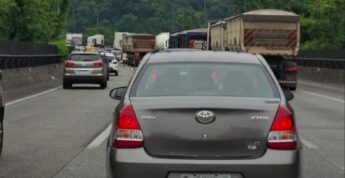 Alto fluxo de veículos provoca congestionamento no sentido Capital