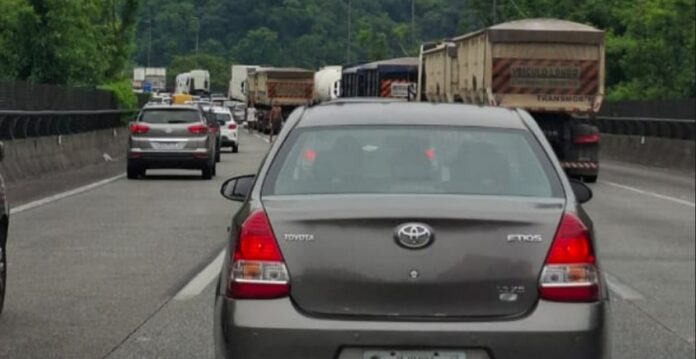 Alto fluxo de veículos provoca congestionamento no sentido Capital