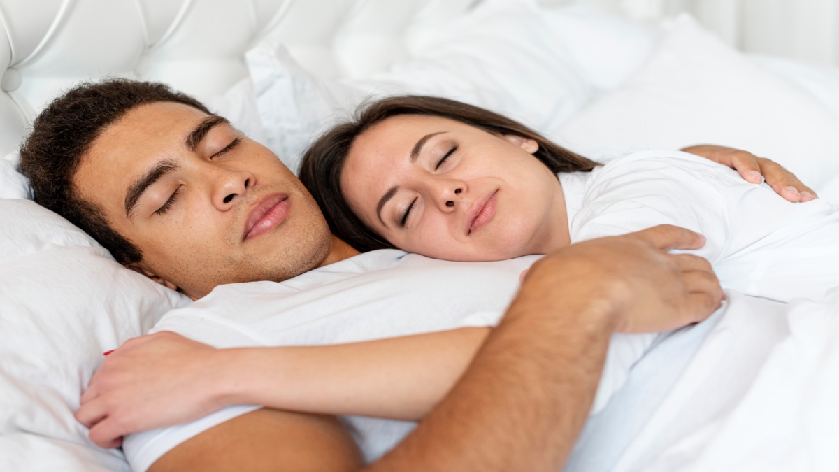 Entenda a melhor forma de dormir para um casal