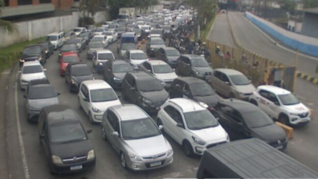 Fila das balsas na manhã desta terça-feira, 2, seguem intensas