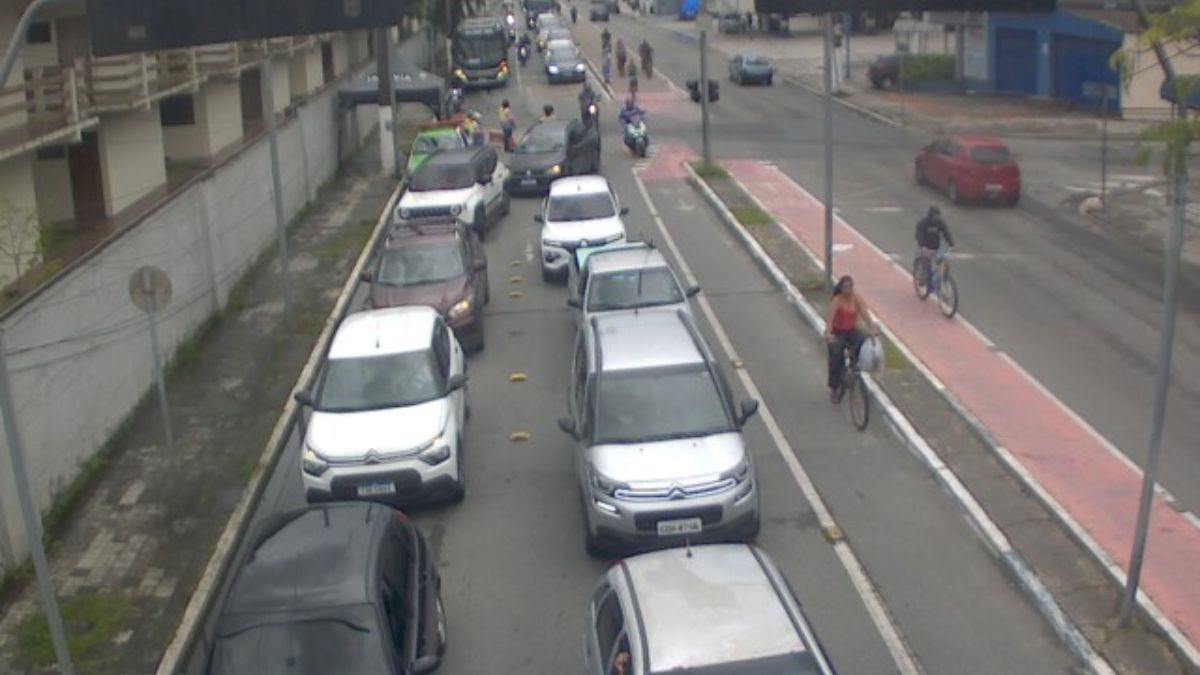 As chuvas na noite da última terça-feira, 16, resultaram em um trânsito maior na manhã desta quarta